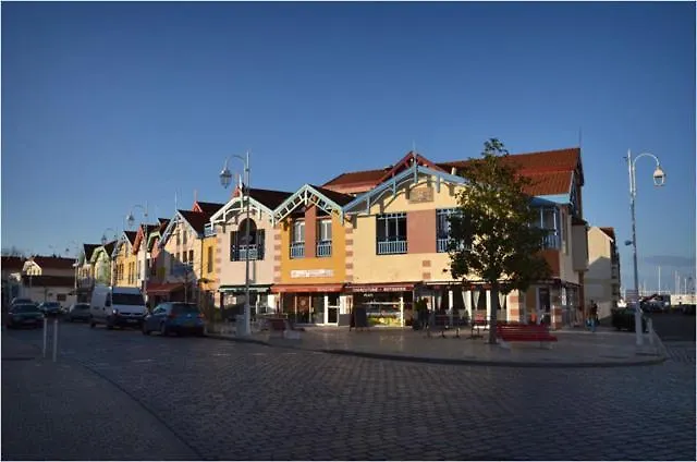 Le B - A 200 M De La Lejlighed *