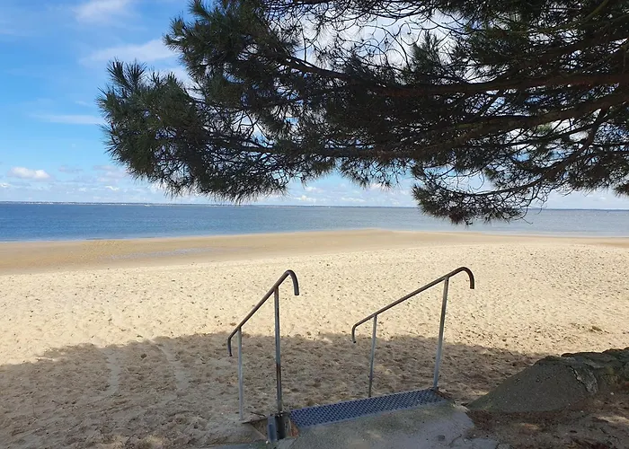 Le B - A 200 M De La *